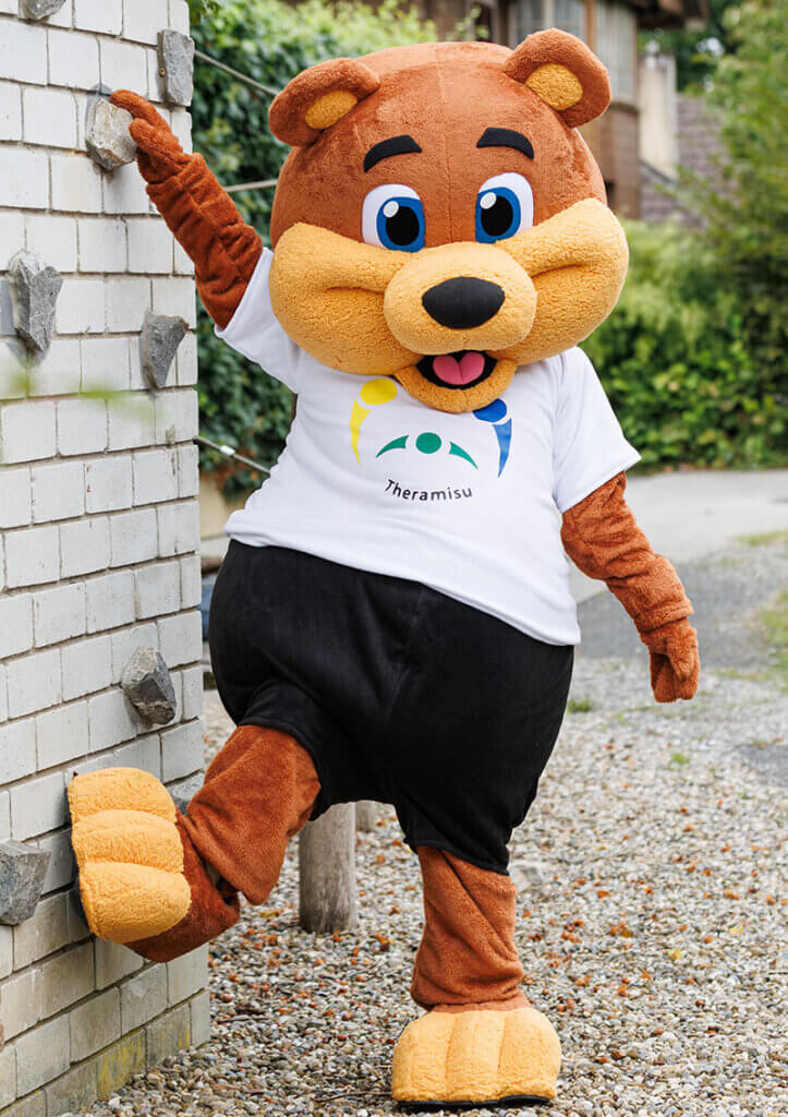 theramisu-maskottchen-vor-kletterwand